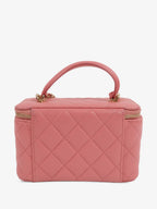 Chanel Vanity Case pink quilted leather – side with chain strap