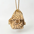 Chanel bucket bag pelliccia maculata – vista laterale con tracolla