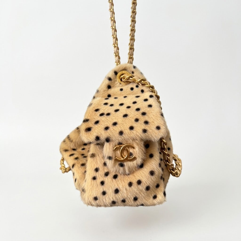 Chanel bucket bag pelliccia maculata – vista laterale con tracolla